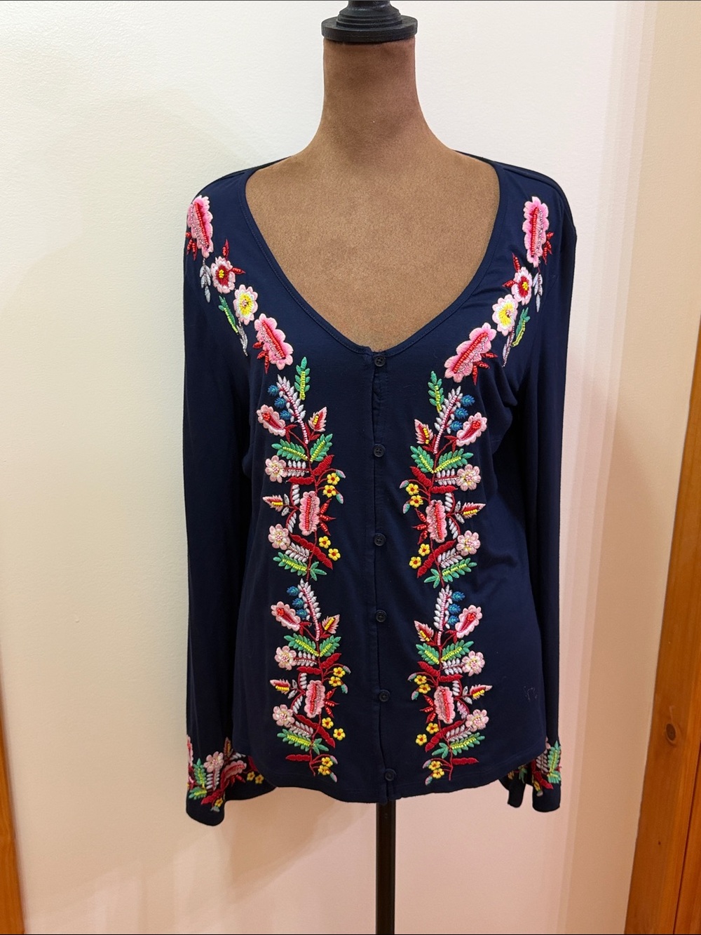 NWOT Boston Proper Embroidered Navy V-Neck Button Front Women's Top Runs Big